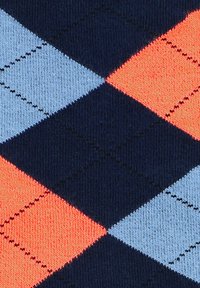 Granatowe skarpetki w diamentowy wzór w jasnym niebieskim i koralowym kolorze, wykonane z miękkiego materiału dzianinowego o gładkiej fakturze.