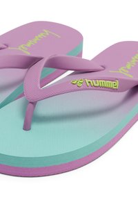 Paarse en turquoise flip-flops met gestructureerde banden en een gevoerde zool. Bevat een logo in limoen groen op de band. Comfortabel ontwerp.