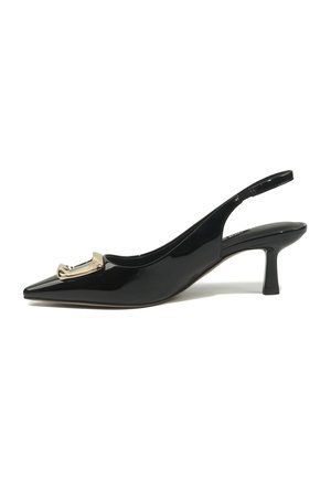 Escarpin slingback à talon kitten en cuir verni noir avec bout pointu et large boucle dorée sur le devant.