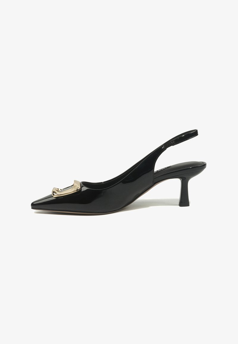 Schwarzer Slingback-Katzenabsatz aus Lackleder mit spitzem Zehenbereich und großer goldener Schnalle vorne.