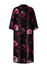 Długa czarna przezroczysta szata w stylu kimono z dużymi różowymi i czerwonymi wzorami kwiatowymi oraz rękawami o długości do połowy przedramienia.