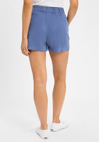 Lichtblauwe shorts met elastische tailleband en een soepele textuur. Heeft een losse pasvorm en een opgerolde zoom, geschikt voor casual gebruik.