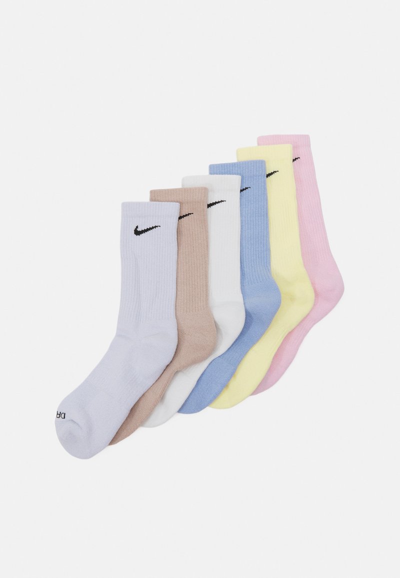 Sett med syv ribbede sokker i bomullsblanding i pastellfarger: lilafarge, beige, hvit, blå, gul og rosa, med svarte Nike-logo aksenter.