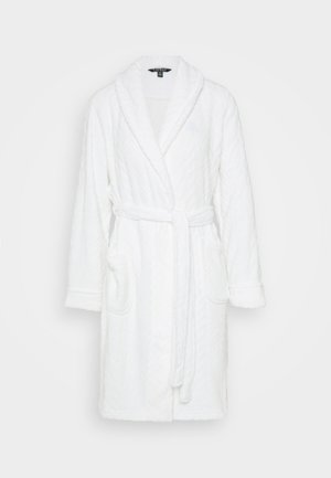 Weißer Bademantel aus Plüschstoff mit Chevron-Muster, ausgestattet mit einem Schalkragen, zwei vorderen Taschen und einem passenden Gürtel.
