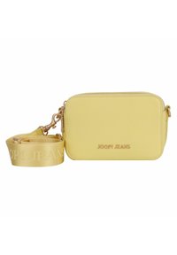 Bolso bandolera rectangular amarillo con cuero sintético texturizado, herrajes en tono dorado y una correa a juego con el logo "JOOP! JEANS".