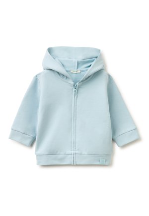 Hellblauer Hoodie für Kleinkinder mit langen Ärmeln, Frontreißverschluss und angenähter Kapuze, auf weißem Hintergrund dargestellt.