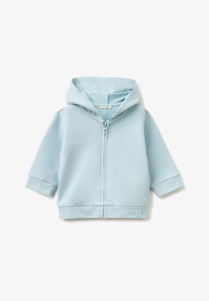 Hellblauer Hoodie für Kleinkinder mit langen Ärmeln, Frontreißverschluss und angenähter Kapuze, auf weißem Hintergrund dargestellt.