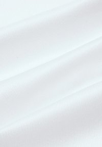 Biała tkanina o teksturowanym, tkanym wyglądzie. Materiał jest gładki, z subtelnymi, diagonalnymi liniami i jednolitym kolorem.