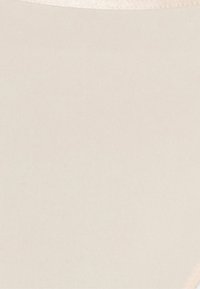 Roupa interior bege sem costura com uma textura suave e um brilho subtil. Apresenta uma faixa elástica leve para conforto e um acabamento suave.