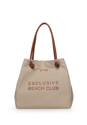 Beige canvas draagtas met bruine leren handvatten en "V°73 EXCLUSIVE BEACH CLUB" in bruine letters op de voorkant gedrukt.