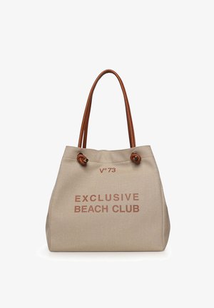 Beige canvas draagtas met bruine leren handvatten en "V°73 EXCLUSIVE BEACH CLUB" in bruine letters op de voorkant gedrukt.