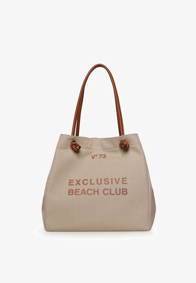 Bolsa tote de lona beige con asas de cuero marrón y "V°73 EXCLUSIVE BEACH CLUB" impreso en la parte frontal en letras marrones.