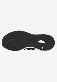 Semelle de chaussure de sport noire avec un motif en caoutchouc texturé et une semelle intermédiaire blanche. Présente des rainures pour une meilleure traction et un détail de logo.