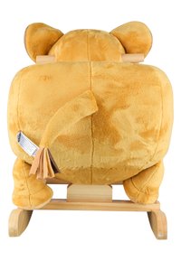 Weicher, gelber Plüschrocklöwe mit runder Form, kurzem Schwanz und strukturierter Felloberfläche; montiert auf einem Holzsockel mit gebogenen Kufen.