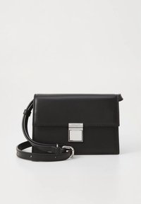 Fekete bőr oldaltáska téglalap alakú, fedeles zárral, ezüst színű fémalkatrészekkel és állítható pánttal. Simább textúra, minimalista dizájn.
