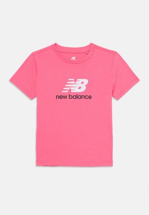 Pink bomulds t-shirt med korte ærmer, rund hals og et fremtrædende hvidt "New Balance" logo på tværs af brystet.
