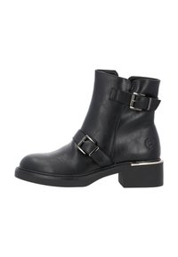 Bota de tobillo de cuero negro con puntera redondeada, correas ajustables de doble hebilla, tacón bajo y bloque, y un acento metálico en el tacón.