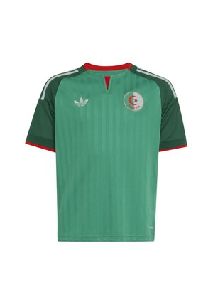 Maglia da calcio verde dell'Algeria con dettagli del colletto rossi, logo Adidas sul petto destro ed emblema della federazione calcistica algerina sul petto sinistro.