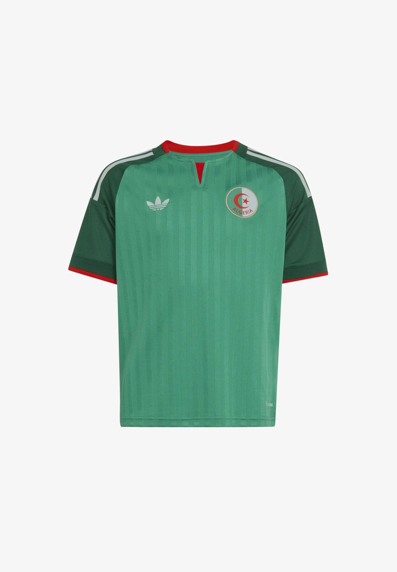 Maillot de football vert de l'Algérie avec des accents de col rouges, logo Adidas sur le côté droit de la poitrine, et emblème de la fédération algérienne de football sur le côté gauche de la poitrine.