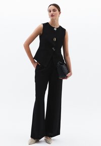 OXXO BLENDED BUTTON DETAILED - Smanicato - black