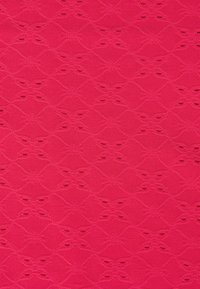 Tejido de punto rosa brillante con un patrón texturizado de diamantes entrelazados y pequeños detalles recortados por toda la superficie.