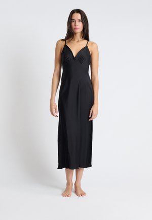 Schwarzes Midi-Kleid aus glattem Material, mit dünnen Trägern, tiefem V-Ausschnitt und Raffung im Brustbereich, ausgestattet mit einem fließenden Rock.