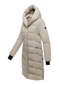 Beige Daunenjacke mit großer Kapuze, gestepptem Design, Reißverschluss vorne, Seitentaschen und kontrastierenden schwarzen Bündchen.