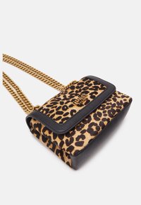 Pung med leopardmønster og en struktureret pelsfinish, sorte læder detaljer og en guldkædesnor. Brandlogo prægede foran.