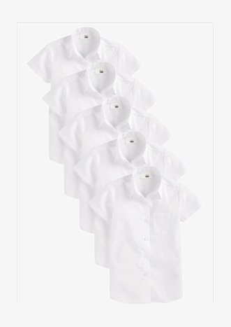 Białe koszule z krótkim rękawem z zapięciem na guziki, kołnierzykiem i pojedynczą kieszenią na piersi, ułożone w rząd. Gładki materiał z mieszanki bawełny.