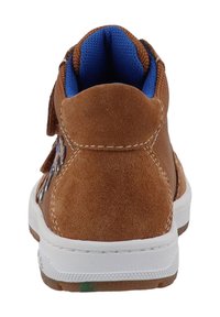 Braune Wildleder-Hochsneaker mit blauer gepolsterter Innenauskleidung, weißer Sohle und sichtbaren Nähten auf weißem Hintergrund.