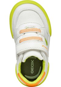 Baskets blanches avec des accents orange et jaune, dotées d'une sangle en Velcro, d'un tissu texturé et d'une semelle intérieure rembourrée verte, conçues pour la ventilation.