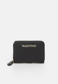 Portofel din piele neagră cu o suprafață texturată, logo-ul auriu "Valentino" și închidere cu fermoar. Include un ciucure detasabil negru.