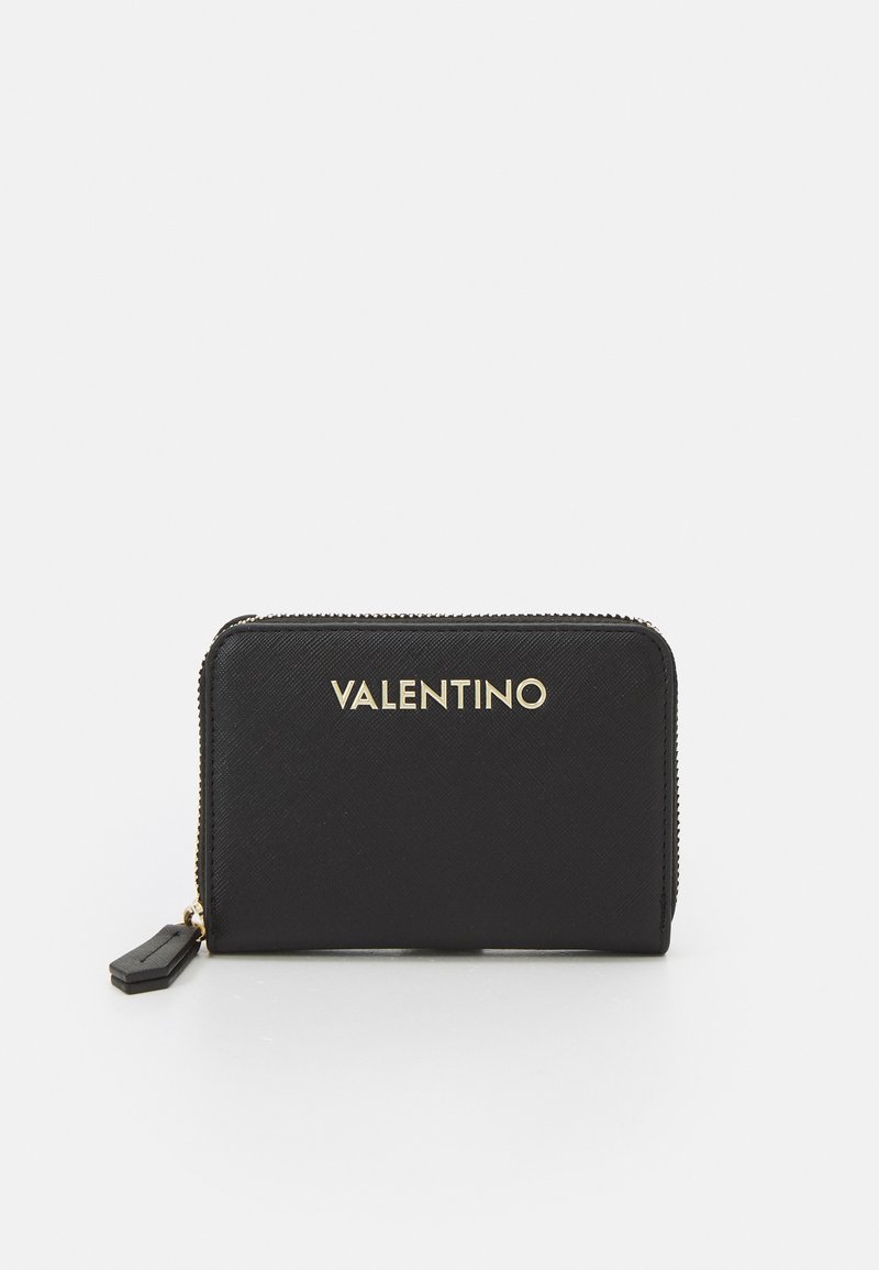 Portofel din piele neagră cu o suprafață texturată, logo-ul auriu "Valentino" și închidere cu fermoar. Include un ciucure detasabil negru.