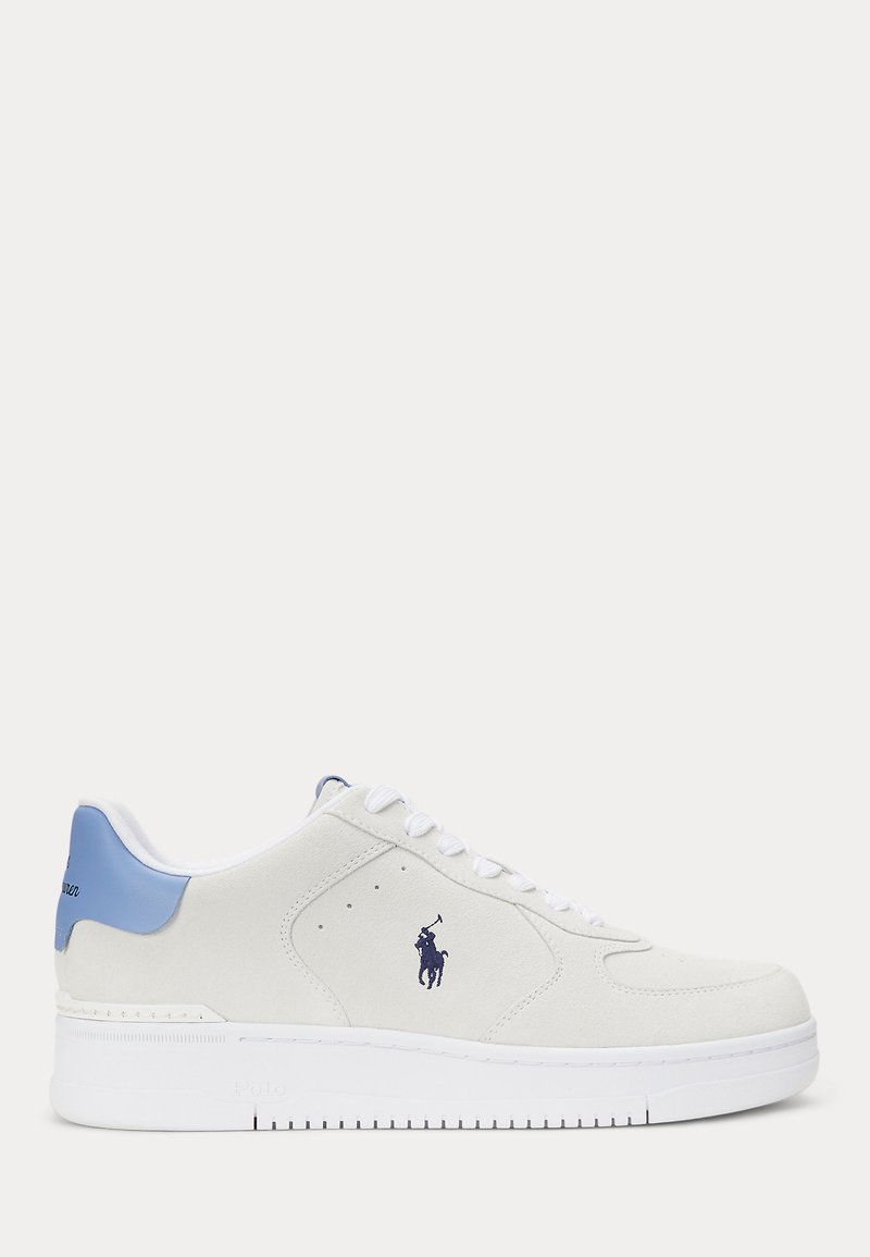 Alacsony szárú fehér sneaker kék sarokrészlet, fehér fűző és sötét ló és lovas logó oldalán, oldalról látható.