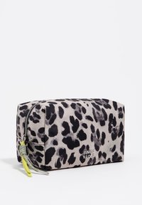 Kosmetyczka w panterkę, wykonana z szarego i czarnego materiału, z zamkiem błyskawicznym, żółtym uchwytem zamka i logo na przedniej stronie.