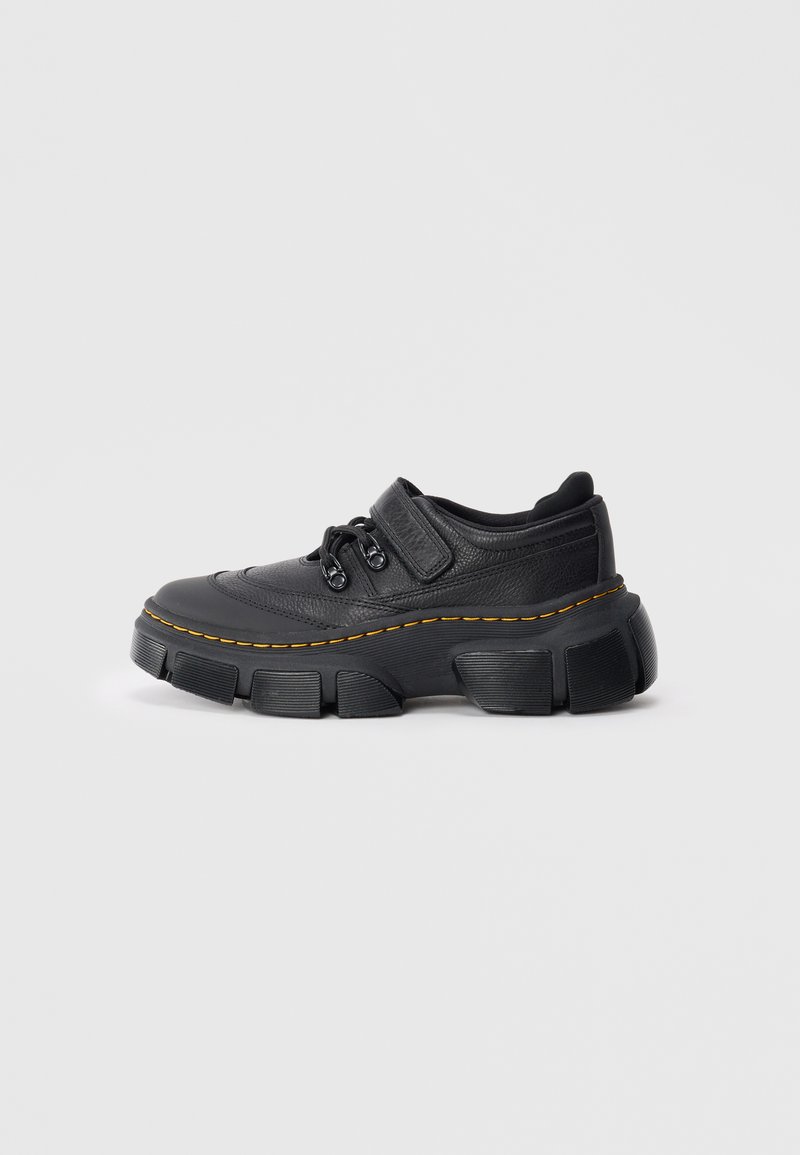 Baskets noires avec une semelle épaisse, tige en cuir texturé, couture jaune, design à lacets et col rembourré pour le confort.