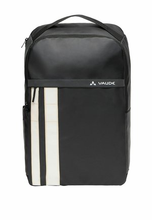 Zaino rettangolare nero con due strisce bianche verticali sul lato sinistro e logo Vaude sulla tasca frontale superiore.