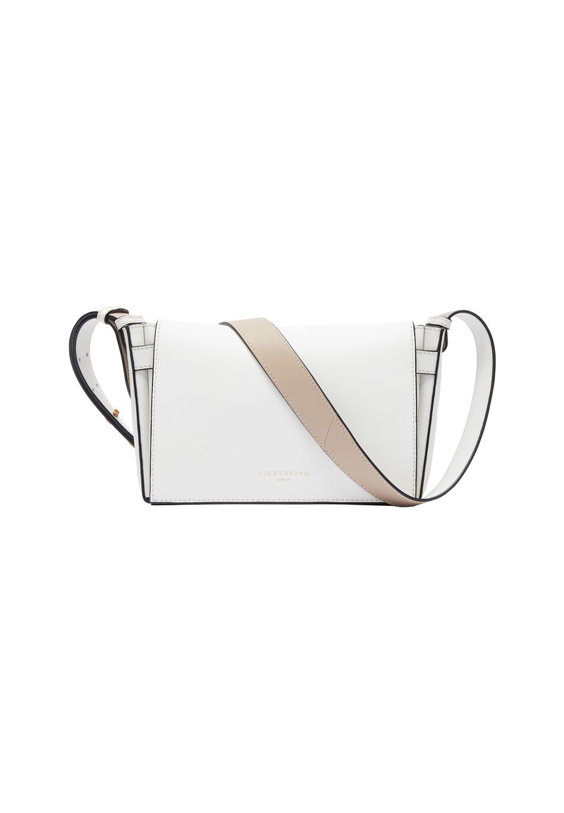 Weiße Leder-Crossbody-Tasche mit beigem Trageriemen, kantigem Design, goldfarbener Logoprägung und schwarzem Rand, der die Kanten umreißt.