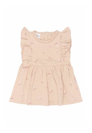 Vestido rosa claro con mangas tipo capa, detalles fruncidos y falda fruncida. Presenta patrones florales y de estrellas en colores pastel. Cierre de botones en la espalda.