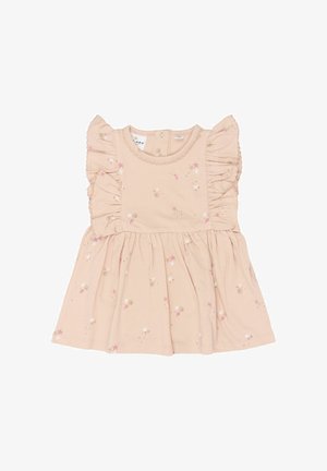 Vestido rosa claro con mangas tipo capa, detalles fruncidos y falda fruncida. Presenta patrones florales y de estrellas en colores pastel. Cierre de botones en la espalda.