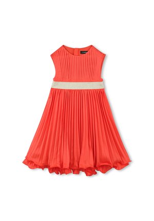 Robe plissée corail avec un col rond, une ceinture crème et une jupe fluide. Le tissu lisse et le design superposé créent texture et mouvement.