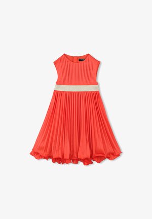 Robe plissée corail avec un col rond, une ceinture crème et une jupe fluide. Le tissu lisse et le design superposé créent texture et mouvement.