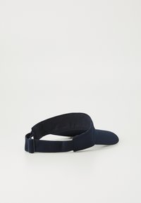 Marineblå visirhatt med buet skjerm, justerbar tekstilstropp og glatt tekstur. Enkelt design uten mønstre eller logoer.