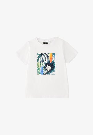 Biały T-shirt z krótkim rękawem z kwadratowym wzorem zielonych tropikalnych liści i dwoma kolorowymi deskami surfingowymi, jedną pomarańczową i jedną niebieską.