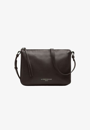 Petit sac bandoulière en cuir marron foncé avec sangle ajustable et fermeture éclair, avec le logo Liebeskind Berlin sur le devant.