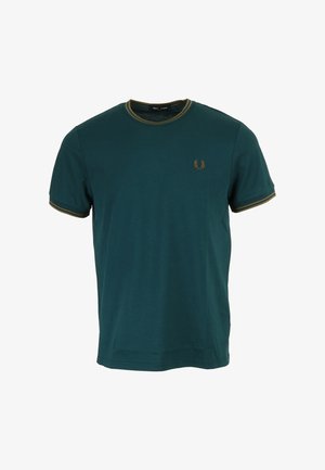 T-shirt di un verde scuro con colletto rotondo e bordo verde oliva in contrasto. Presenta un piccolo logo ricamato sul petto. Maniche corte.