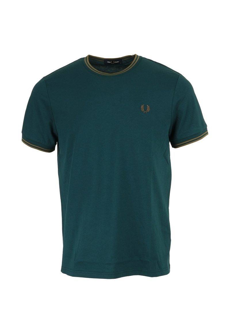 T-shirt di un verde scuro con colletto rotondo e bordo verde oliva in contrasto. Presenta un piccolo logo ricamato sul petto. Maniche corte.