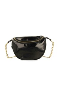 Bolso de charol negro con forma redondeada, cremallera dorada y correa de cadena. La textura brillante realza la sencillez y elegancia del diseño.
