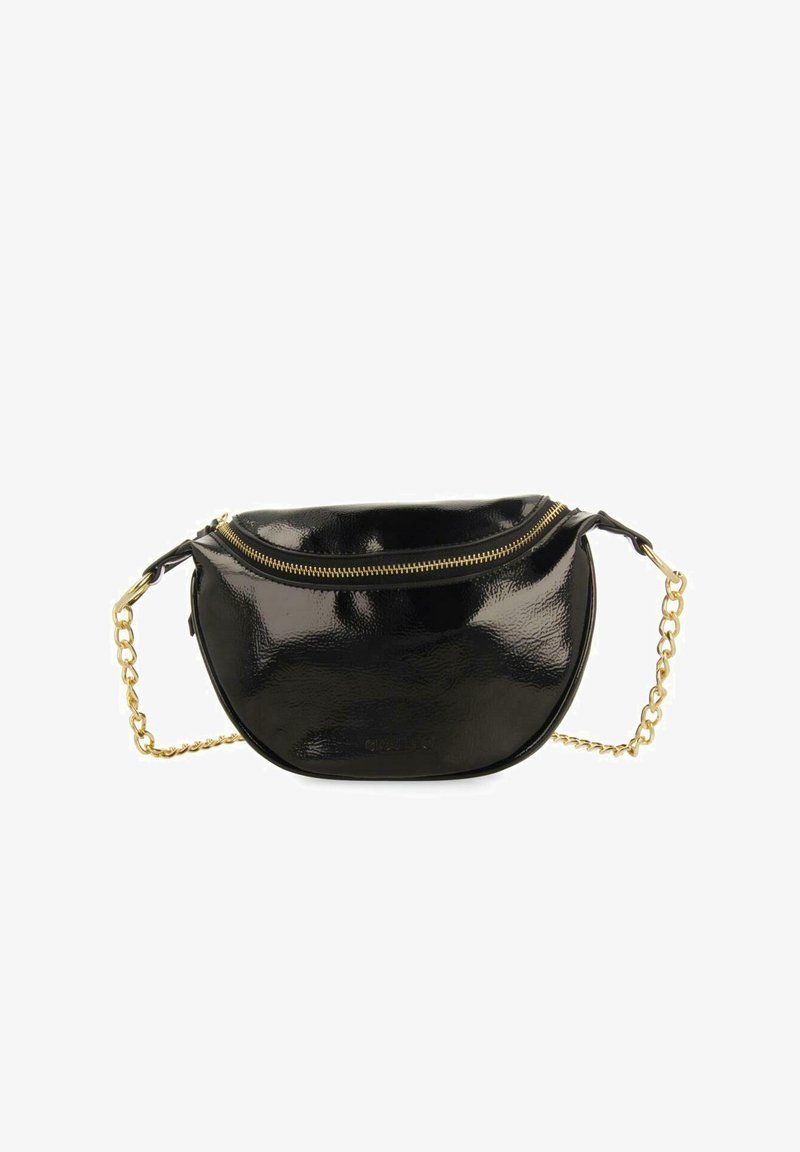 Bolso de charol negro con forma redondeada, cremallera dorada y correa de cadena. La textura brillante realza la sencillez y elegancia del diseño.