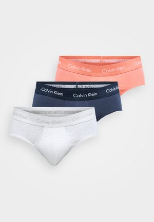Drie paren Calvin Klein boxershorts in koraal, marineblauw en grijs. Gemaakt van zachte stof, met een elastische tailleband met logo en een aansluitende pasvorm.
